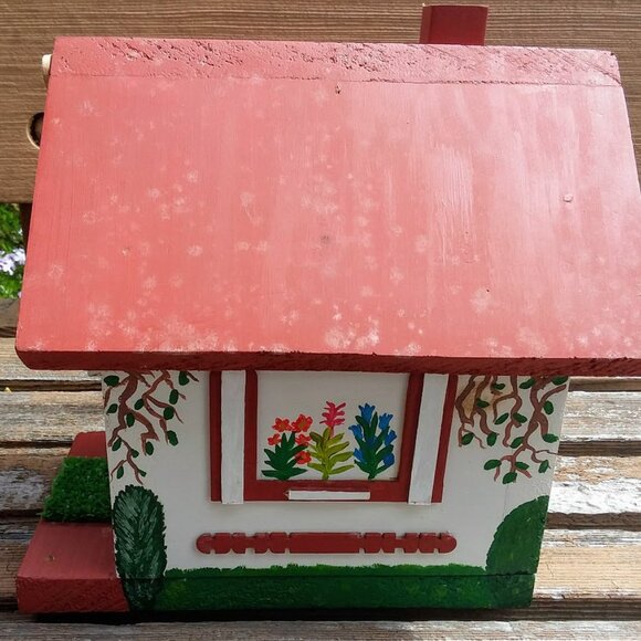 Beautiful Handmade White Birdhouse Mailbox Flowers Garden Shed Tree Heart Red - Picture 4 of 5